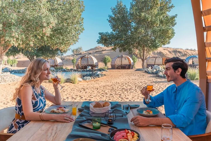 Dubai: Private Falconry Experience & Platinum Breakfast