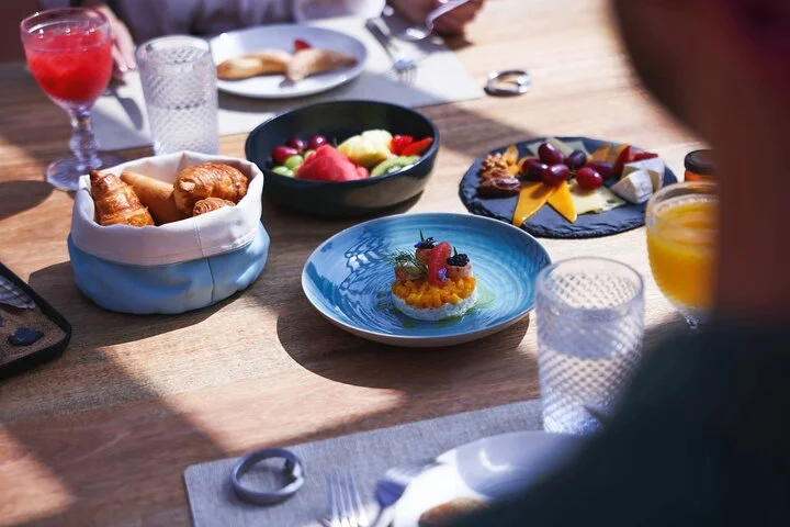 Dubai: Private Falconry Experience & Platinum Breakfast