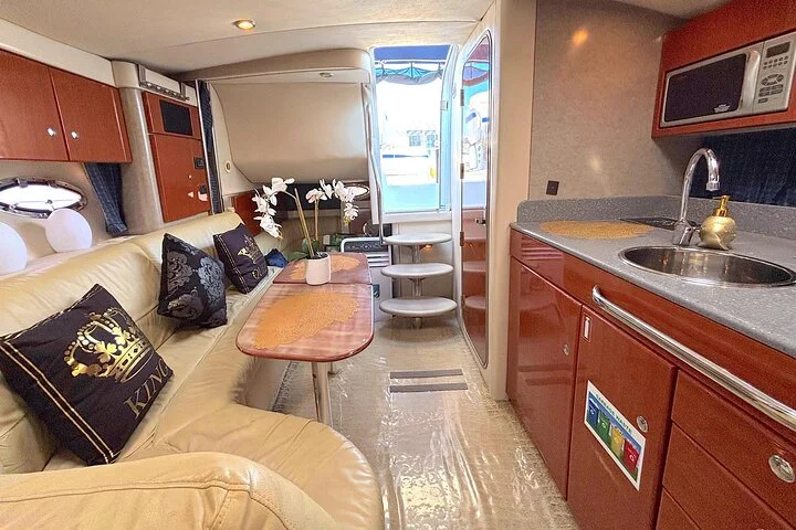 Dubai: Private Yacht Cruise on a 34 Ft Yacht