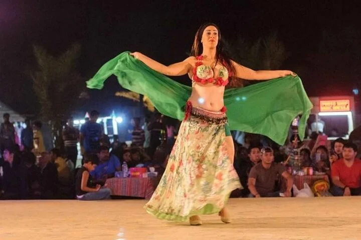 Evening Desert Safari Tour with BBQ Dinner and Live Show in Dubai