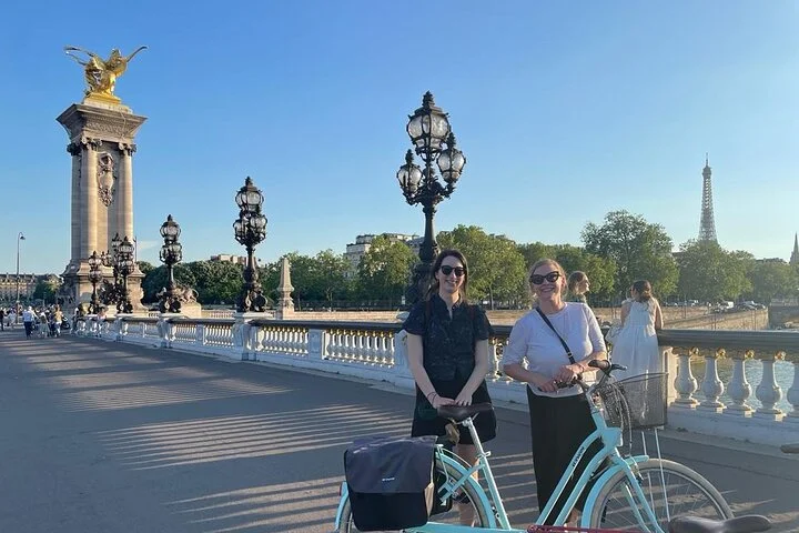 Explore Paris Highlights by Bike