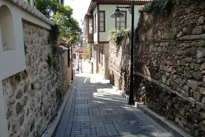 Explore The Old Town With Local Taste