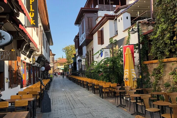 Explore The Old Town With Local Taste