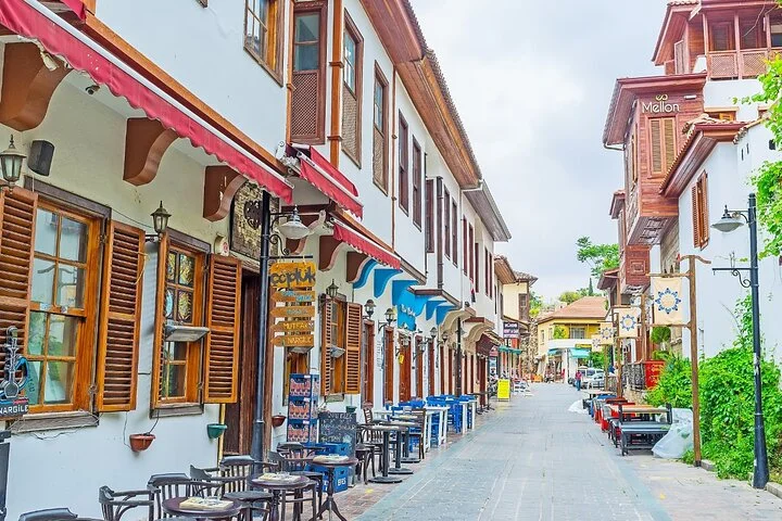 Explore The Old Town With Local Taste