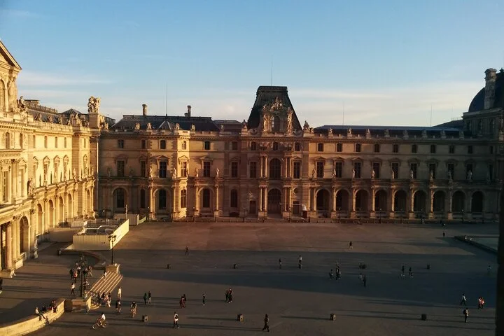 Louvre Museum Skip the Line Guided Tour with Artist