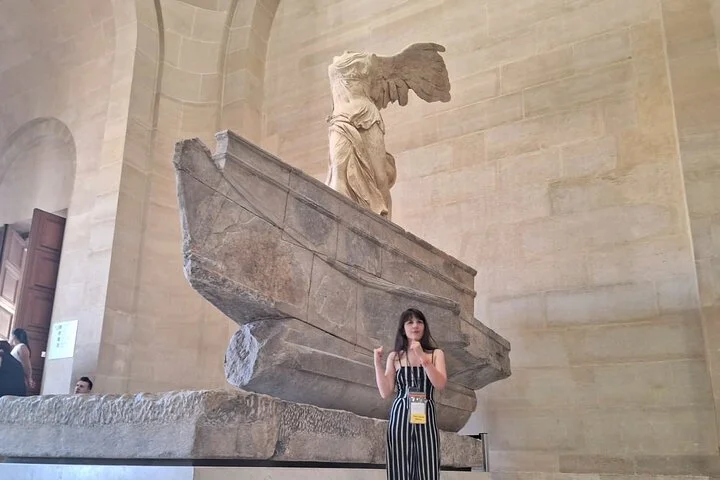 Louvre Museum Skip the Line Guided Tour with Artist