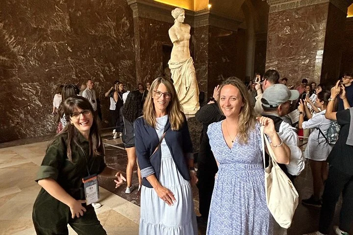 Louvre Museum Skip the Line Guided Tour with Artist