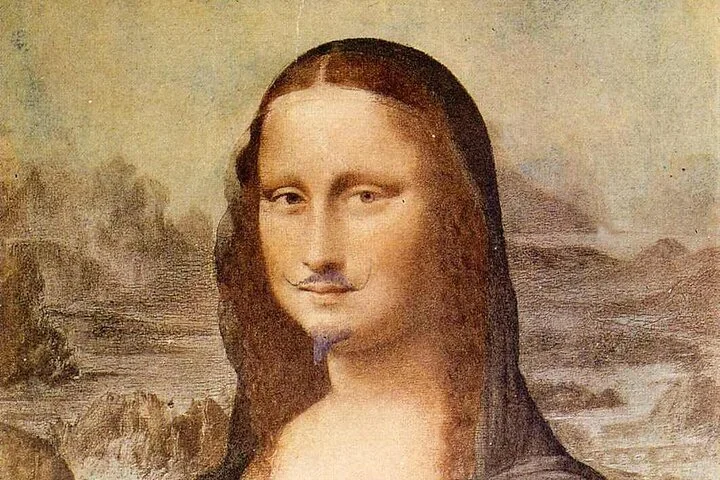 Louvre Museum Skip the Line Guided Tour with Artist