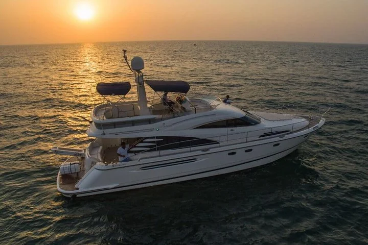 Luxury Yacht Tour Around Palm Island