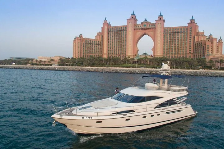 Luxury Yacht Tour Around Palm Island