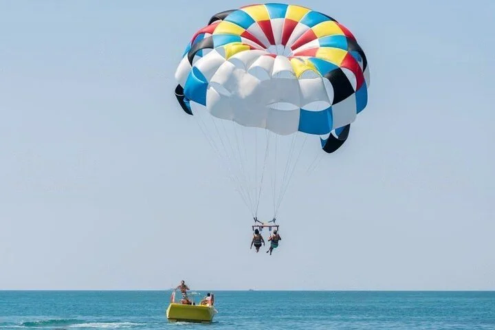 Parasailing in Dubai