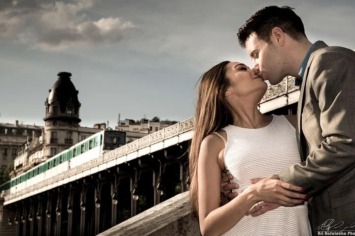 Paris 2-Hour Eiffel Tower Walking Tour with Professional Photo Shoot