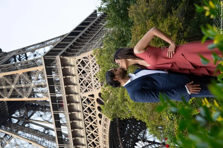 Paris 2-Hour Eiffel Tower Walking Tour with Professional Photo Shoot