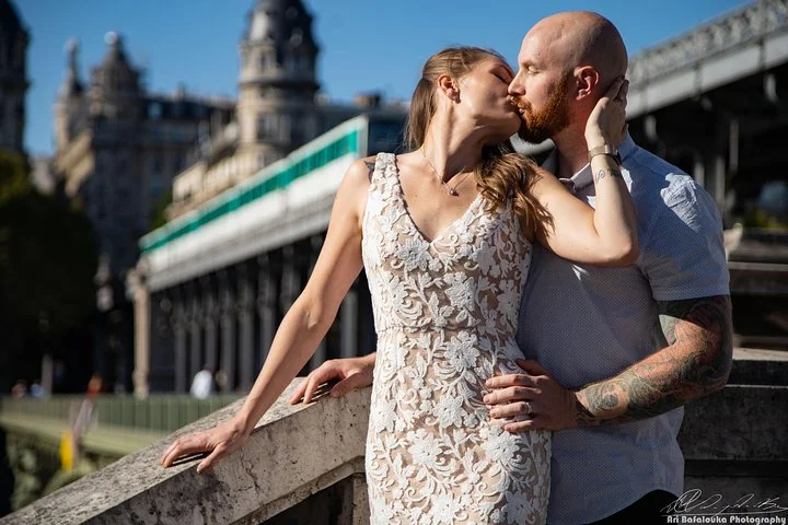 Paris 2-Hour Eiffel Tower Walking Tour with Professional Photo Shoot