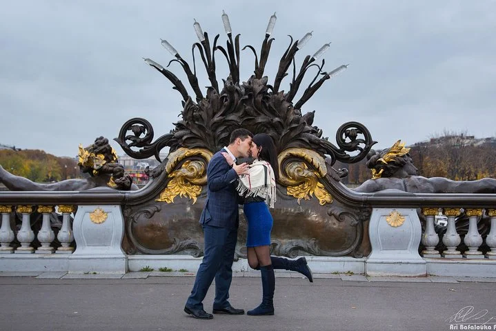 Paris 2-Hour Eiffel Tower Walking Tour with Professional Photo Shoot