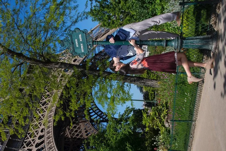 Paris 2-Hour Eiffel Tower Walking Tour with Professional Photo Shoot