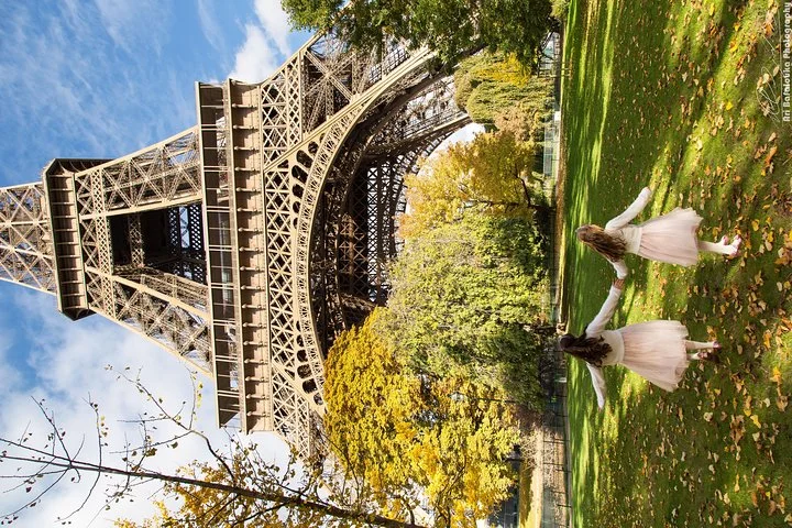 Paris 2-Hour Eiffel Tower Walking Tour with Professional Photo Shoot