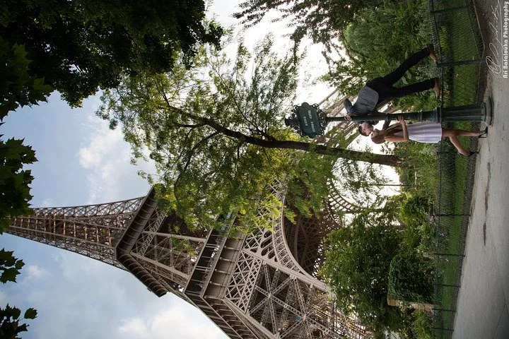 Paris 2-Hour Eiffel Tower Walking Tour with Professional Photo Shoot