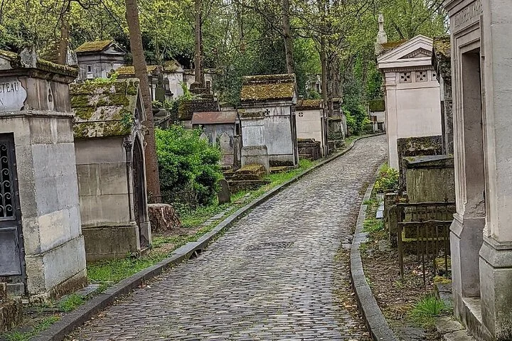 Pere Lachaise Cemetery Walking Tour Semi Private 12ppl Max