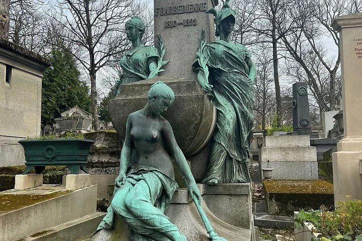 Pere Lachaise Cemetery Walking Tour Semi Private 12ppl Max