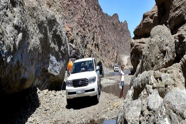 Private Guided Dune Bashing Day Tour in Wadi Hatta Mountains
