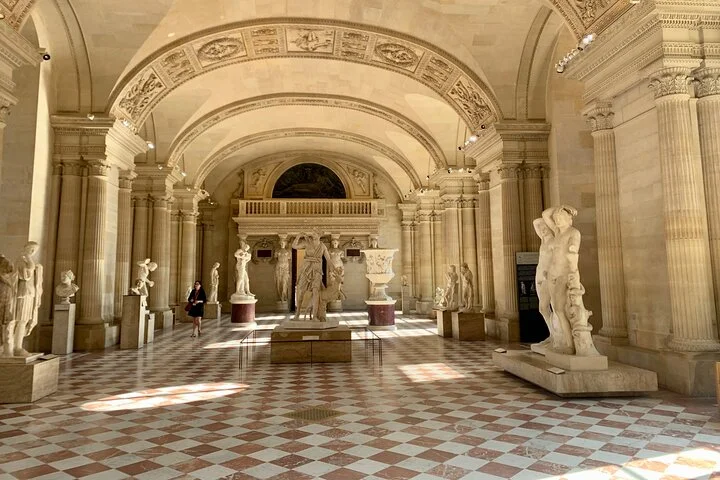 PRIVATE Louvre Wonders & Hidden Treasures Visit