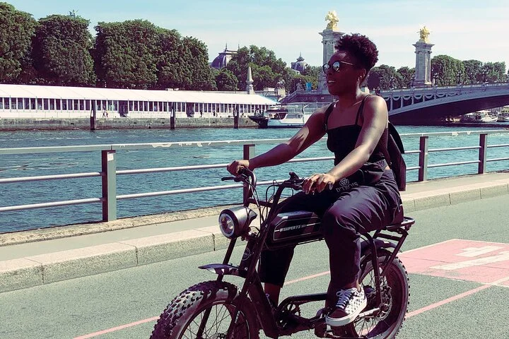 Private Paris electric bike ride with video