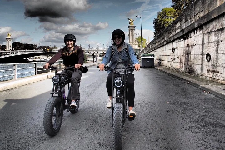 Private Paris electric bike ride with video
