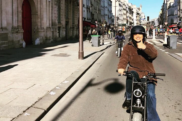 Private Paris electric bike ride with video