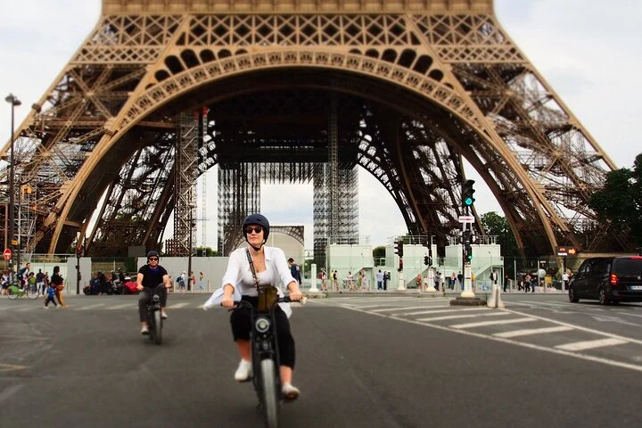 Private Paris electric bike ride with video