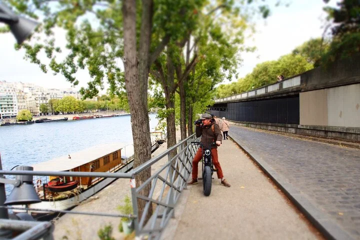Private Paris electric bike ride with video