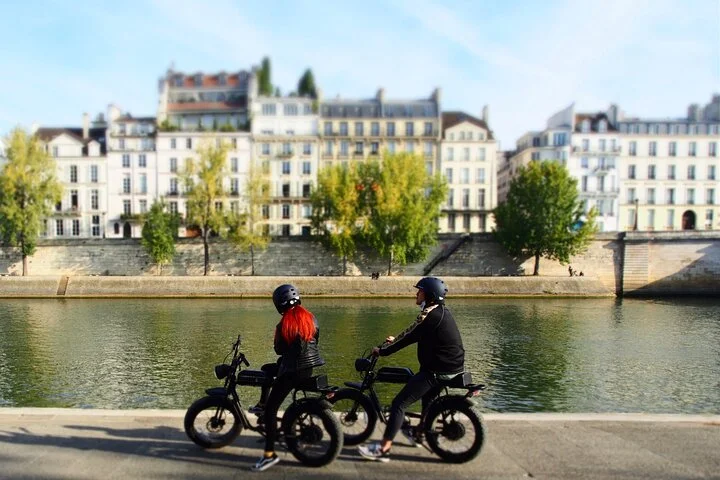Private Paris electric bike ride with video