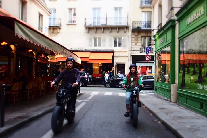 Private Paris electric bike ride with video