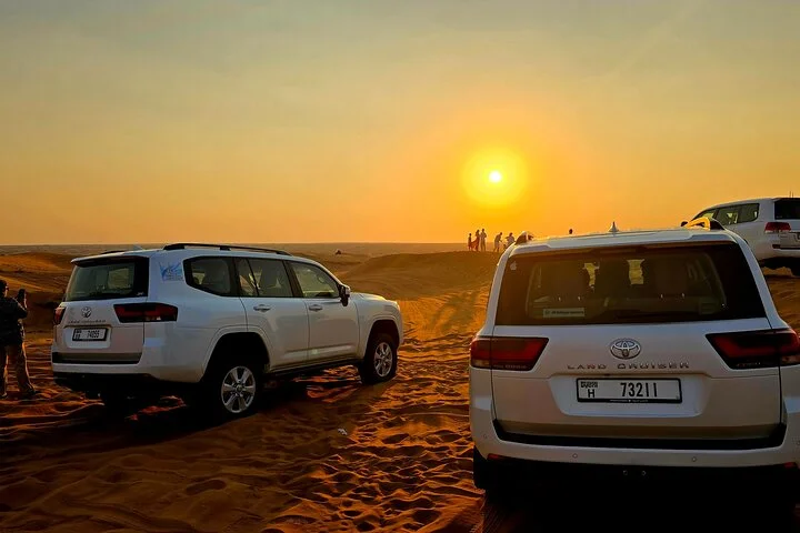 Sunrise/Sunset Desert Safari 4x4 with BBQ and Entertainment Shows